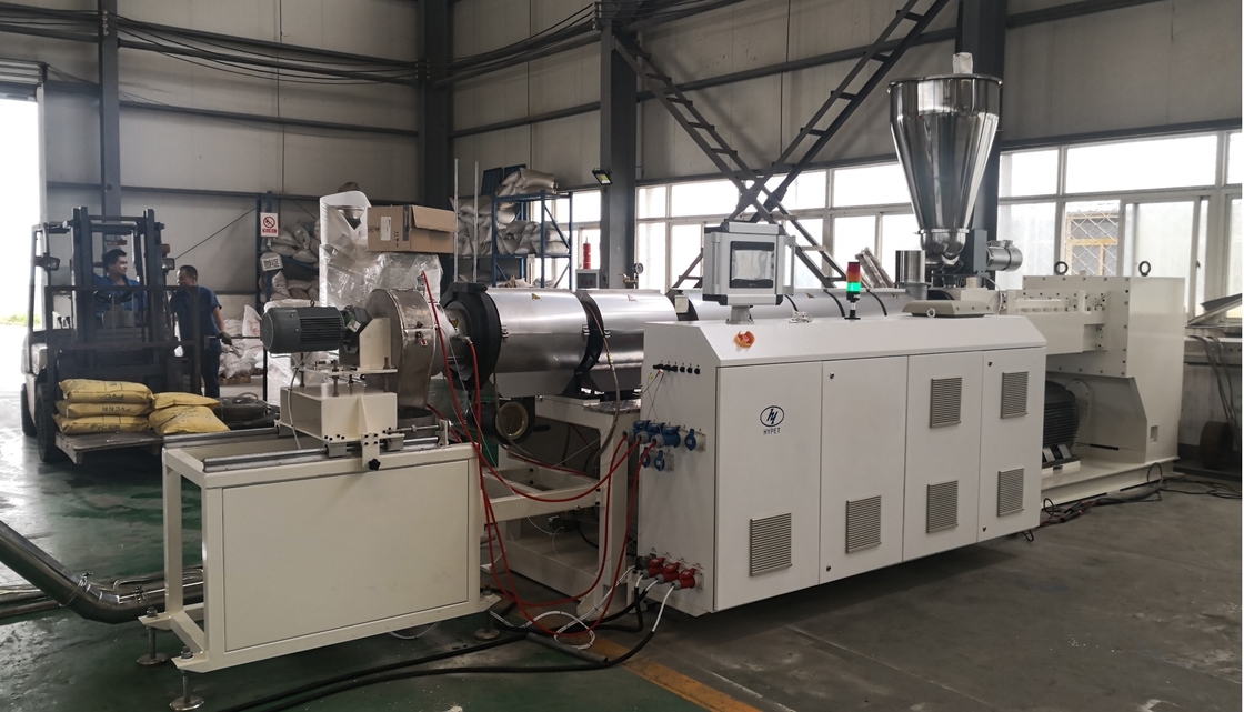 Parallell Twin Screw Extruder met Intergral Reducer Counter Rotating Pvc Pipe Granules Making Machine HYPS67/27