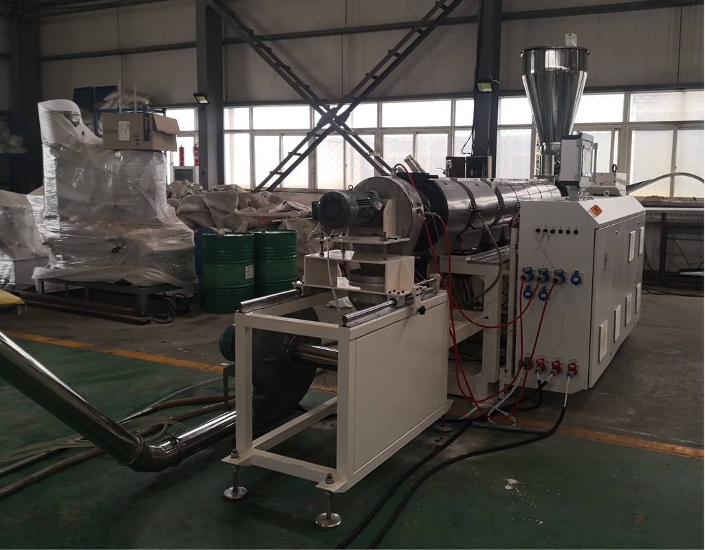 Parallell Twin Screw Extruder met Intergral Reducer Counter Rotating Pvc Pipe Granules Making Machine HYPS67/27
