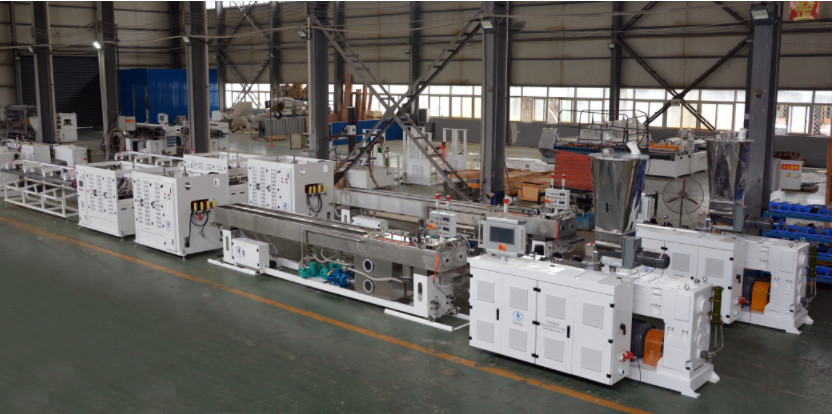 20-63/110/160/250mm Single Station PVC Pipe Making Machine Productielijn Hoge output Langere levensduur Lagere consumptie
