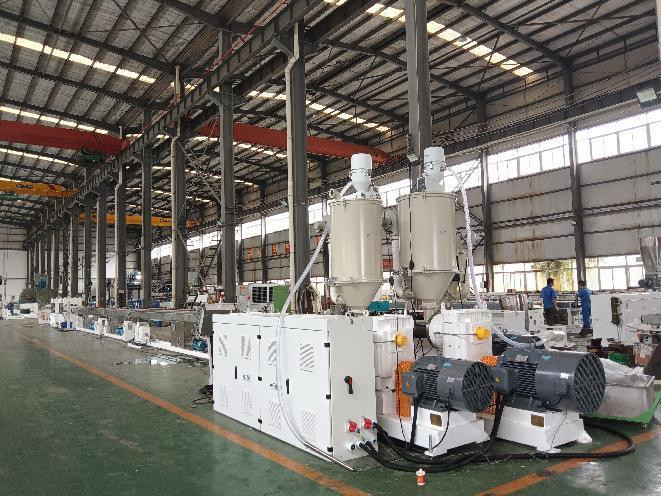 20-32 mm PP dubbele pijplijn met 3 lagen en 3 kleuren door enkel schroef extruders SJ90-30 & SJ55-33 & SJ45-30