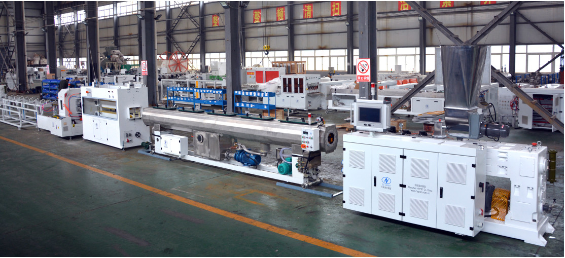 Hoge efficiëntie 40-250 mm PVC water afvoer rioolleiding met HYPS90/28 Parallel Twin Screw Extruder met motor 55kw Output 500kg/h