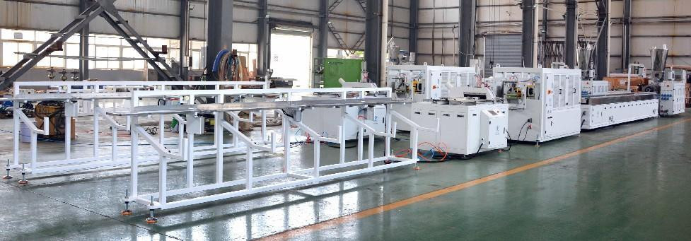 WPC hout plastic profiel 240 mm PVC wandschuimde decrocation panel extrudermachine 55/120 PVC twin screw extruder