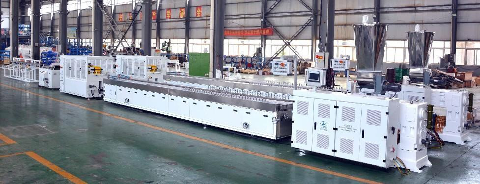 WPC hout plastic profiel 240 mm PVC wandschuimde decrocation panel extrudermachine 55/120 PVC twin screw extruder