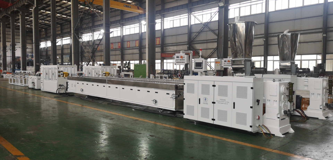 WPC hout plastic profiel 240 mm PVC wandschuimde decrocation panel extrudermachine 55/120 PVC twin screw extruder