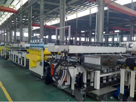 1400 / 1800mm PP Hollow Grid Board Machine PP Plastic Processing Hollow Board Extrusion Line